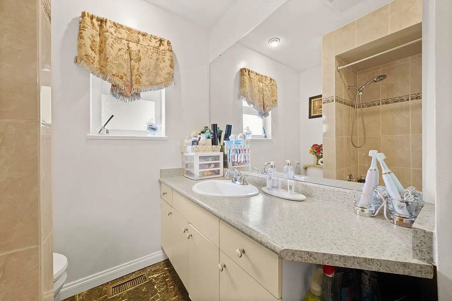 2374 E 33rd Avenue Vancouver, BC - 6