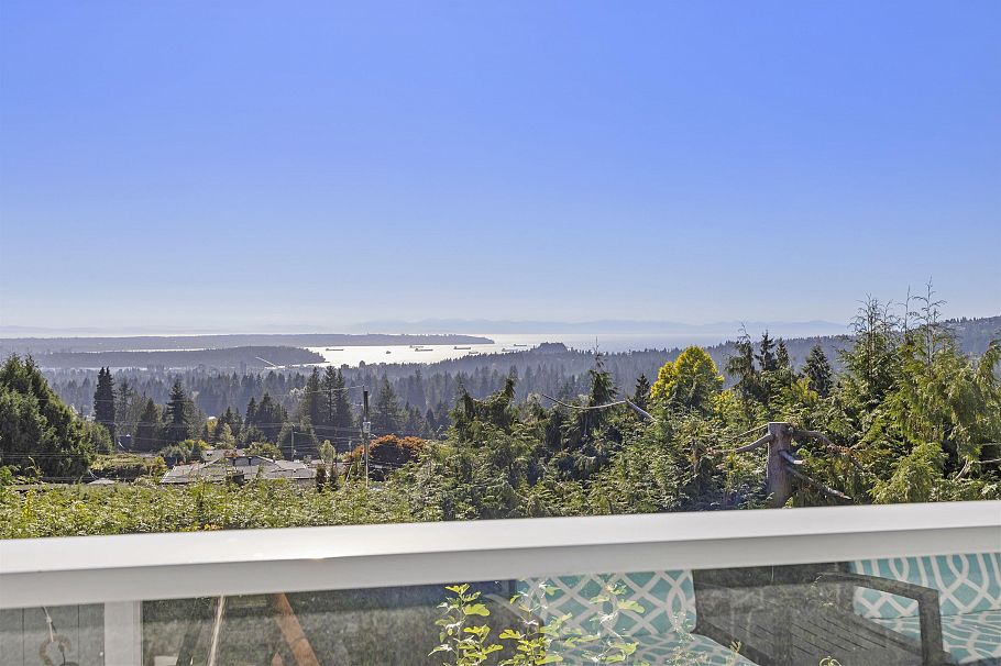 637 Alpine Court North Vancouver, BC - 3