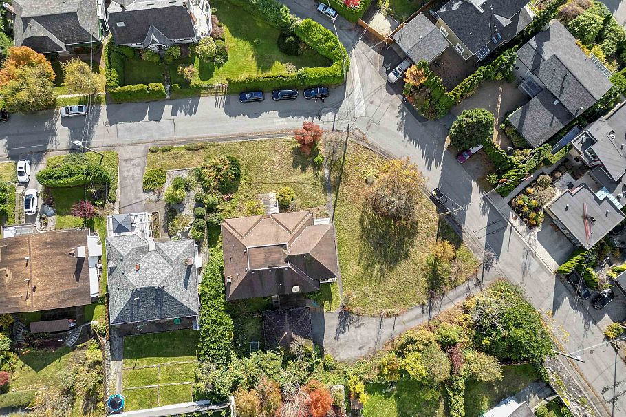 404 Somerset Street North Vancouver, BC - 1