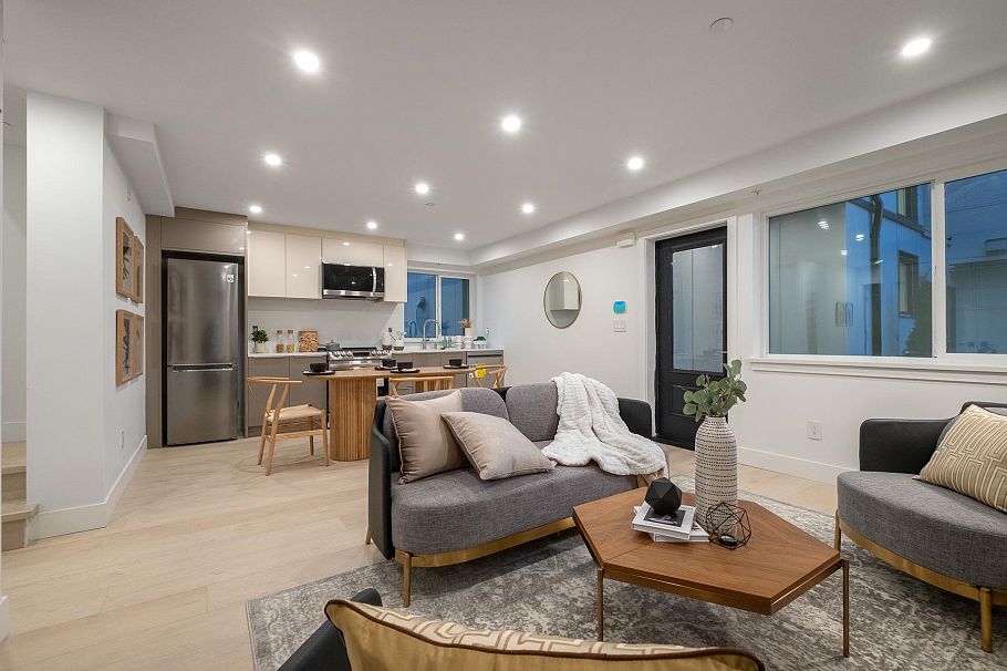 2 432 E 1st Street North Vancouver, BC - 16