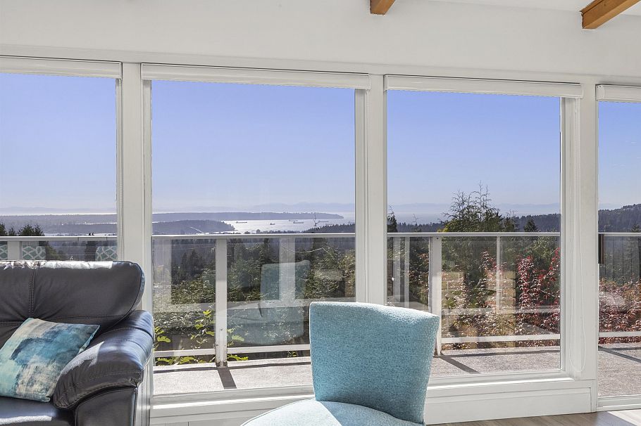 637 Alpine Court North Vancouver, BC - 2