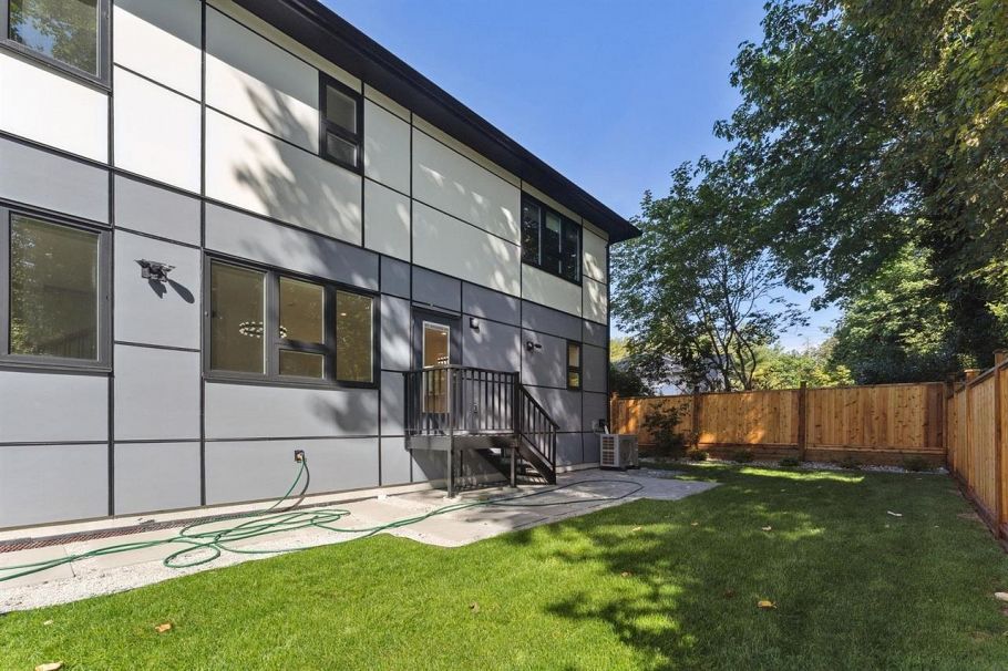 842 St. Denis Avenue North Vancouver, BC - 17