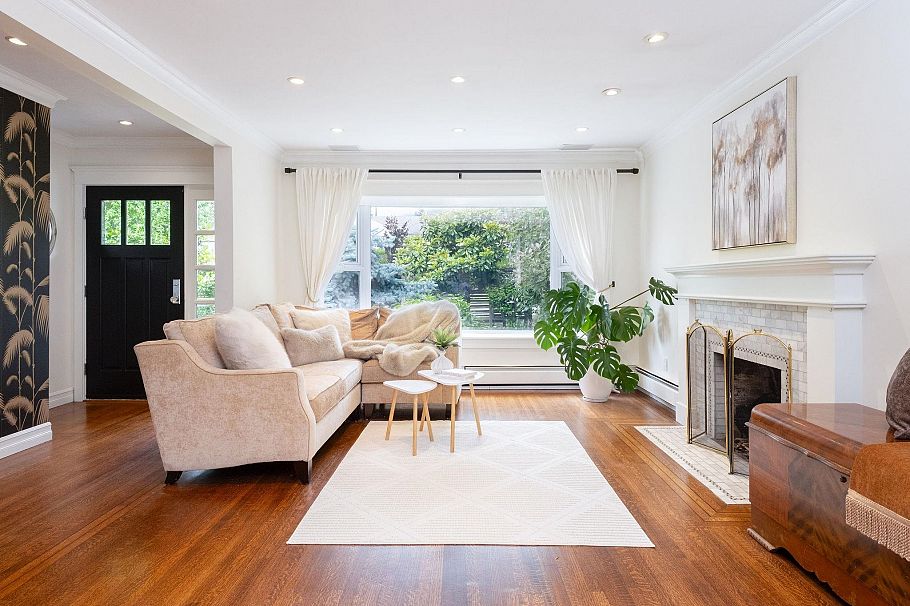 445 W 26th Street North Vancouver, BC - 2