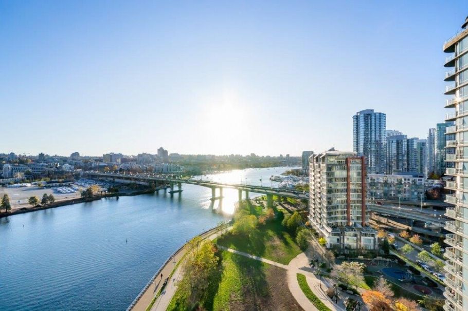 2005 8 Smithe Mews Vancouver, BC - 1