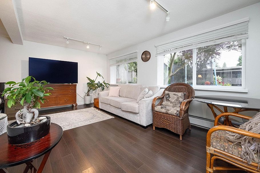 445 W 26th Street North Vancouver, BC - 26