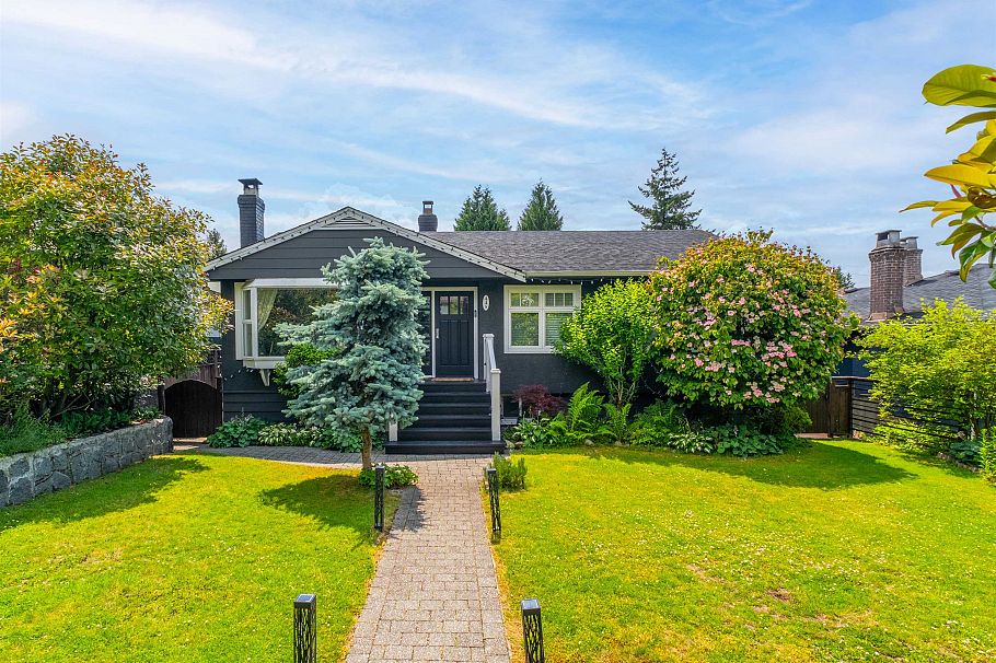 445 W 26th Street North Vancouver, BC - 1