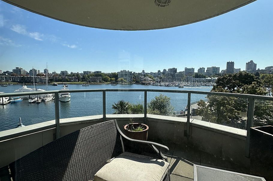 122 1228 Marinaside Crescent Vancouver, BC - 1