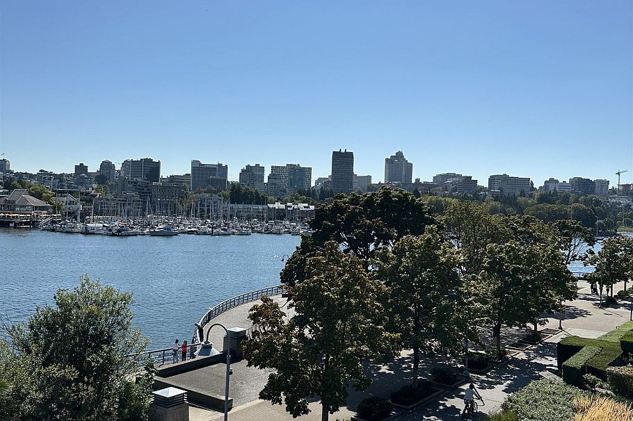 122 1228 Marinaside Crescent Vancouver, BC - 17