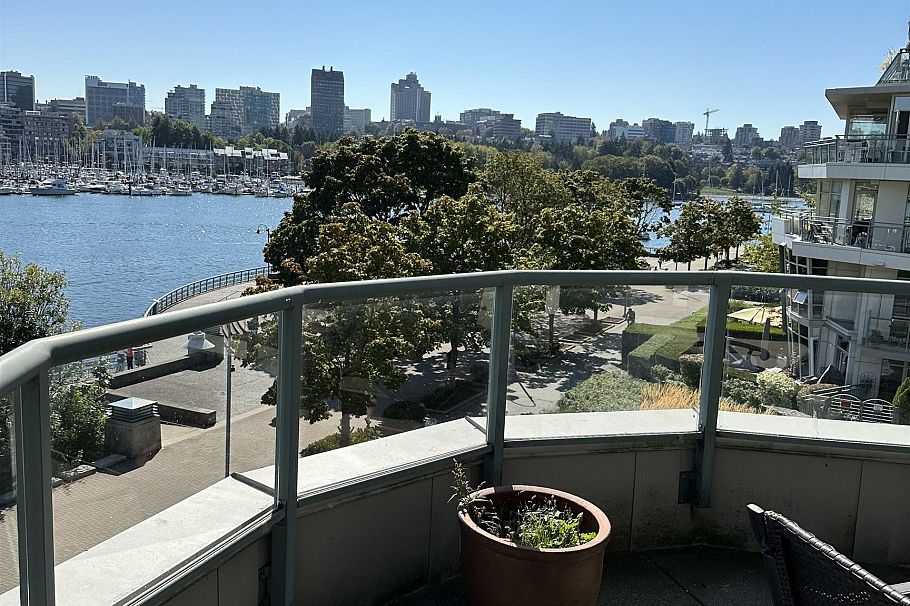 122 1228 Marinaside Crescent Vancouver, BC - 19