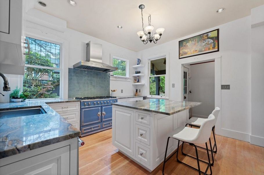 3190 St. Georges Avenue North Vancouver, BC - 17