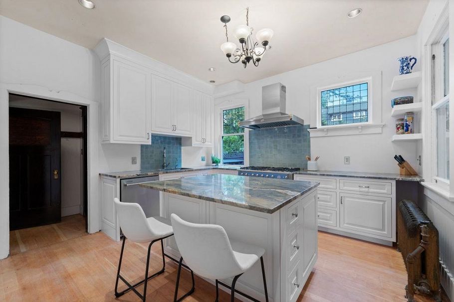 3190 St. Georges Avenue North Vancouver, BC - 18