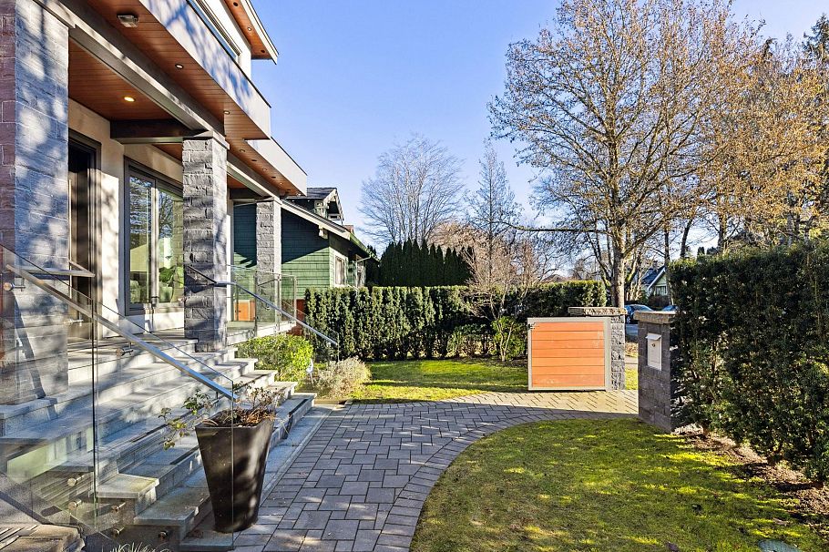 4437 W 13th Avenue Vancouver, BC - 4