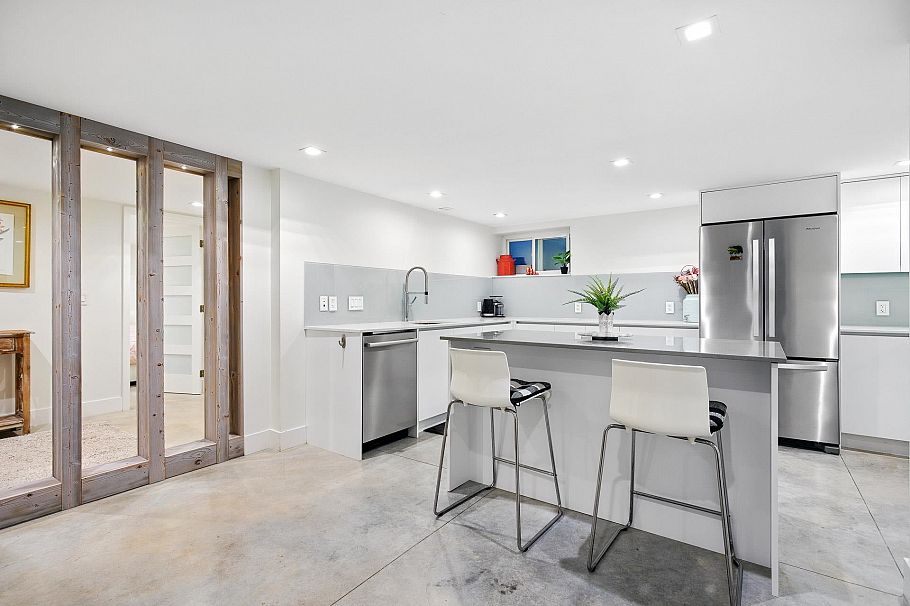 2420 Edgemont Boulevard North Vancouver, BC - 24