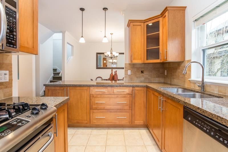 10 3150 Sunnyhurst Road North Vancouver, BC - 5