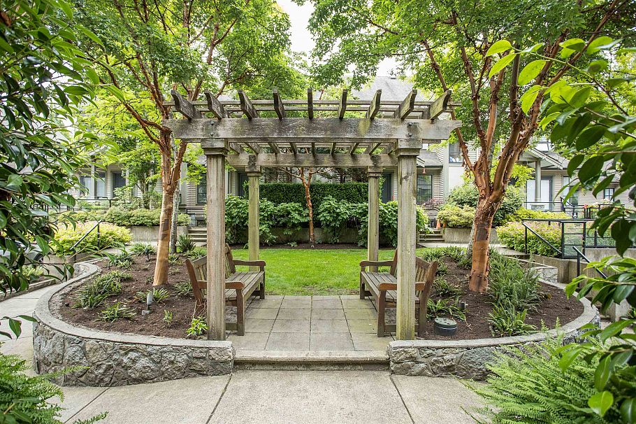 10 3150 Sunnyhurst Road North Vancouver, BC - 31