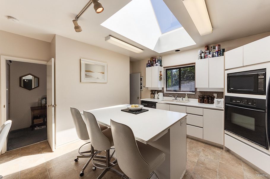 2141 W 47th Avenue Vancouver, BC - 24