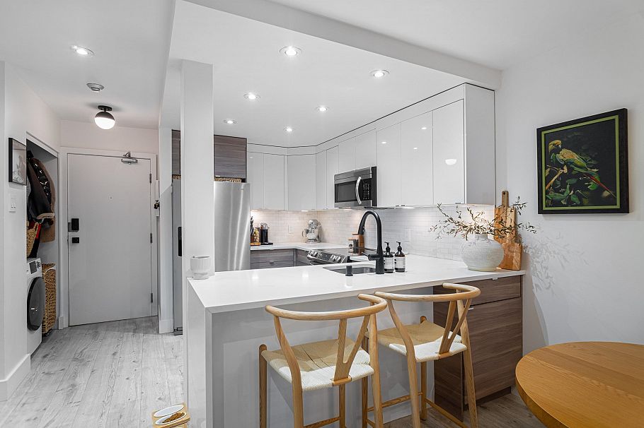 307 1345 Comox Street Vancouver, BC - 5