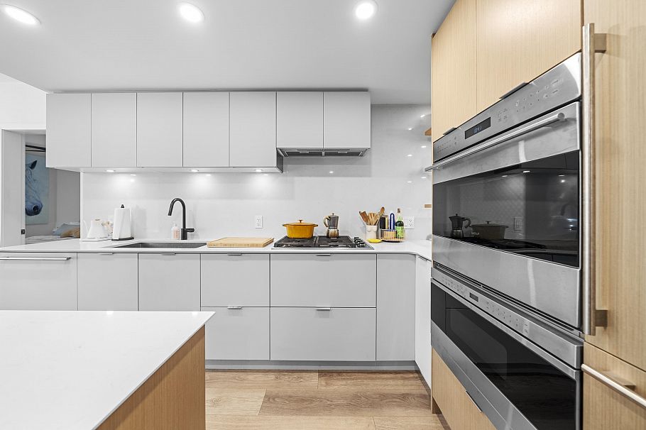 302 210 E 5th Avenue Vancouver, BC - 4