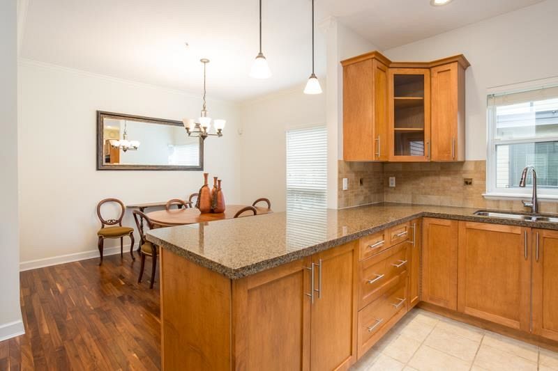 10 3150 Sunnyhurst Road North Vancouver, BC - 4