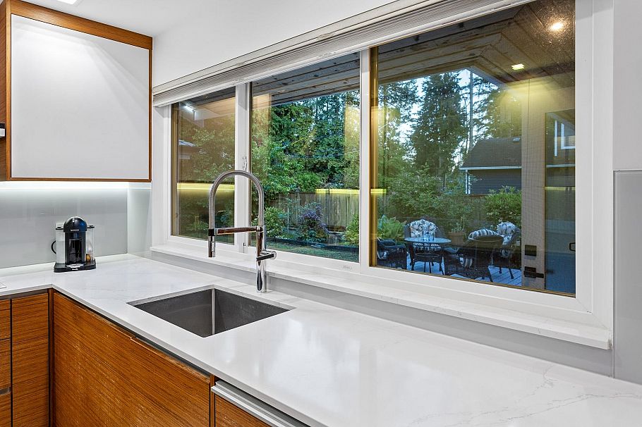 2420 Edgemont Boulevard North Vancouver, BC - 10