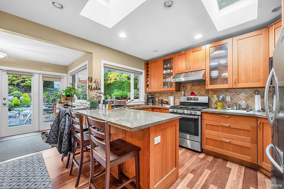 628 E 7th Street North Vancouver, BC - 3