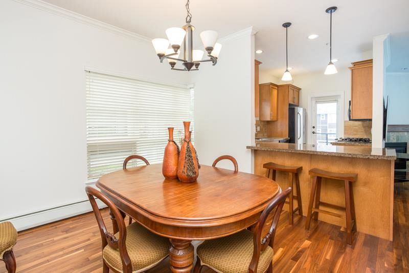 10 3150 Sunnyhurst Road North Vancouver, BC - 10