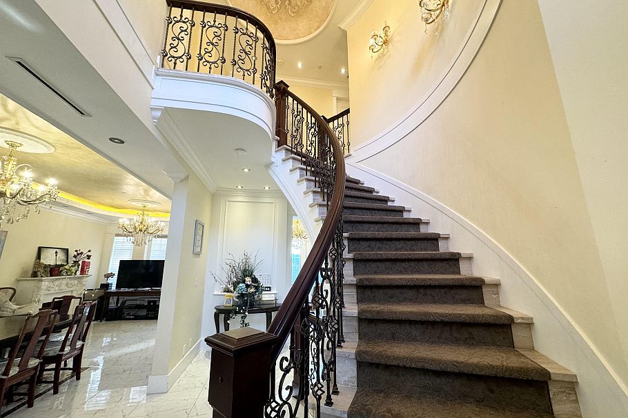 1562 W 40th Avenue Vancouver, BC - 2