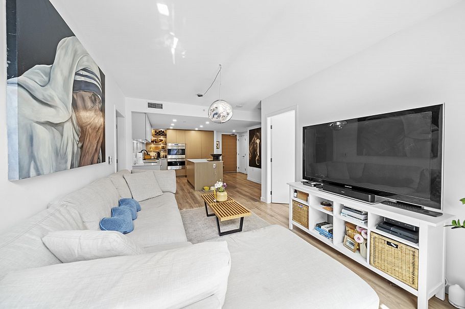 302 210 E 5th Avenue Vancouver, BC - 9