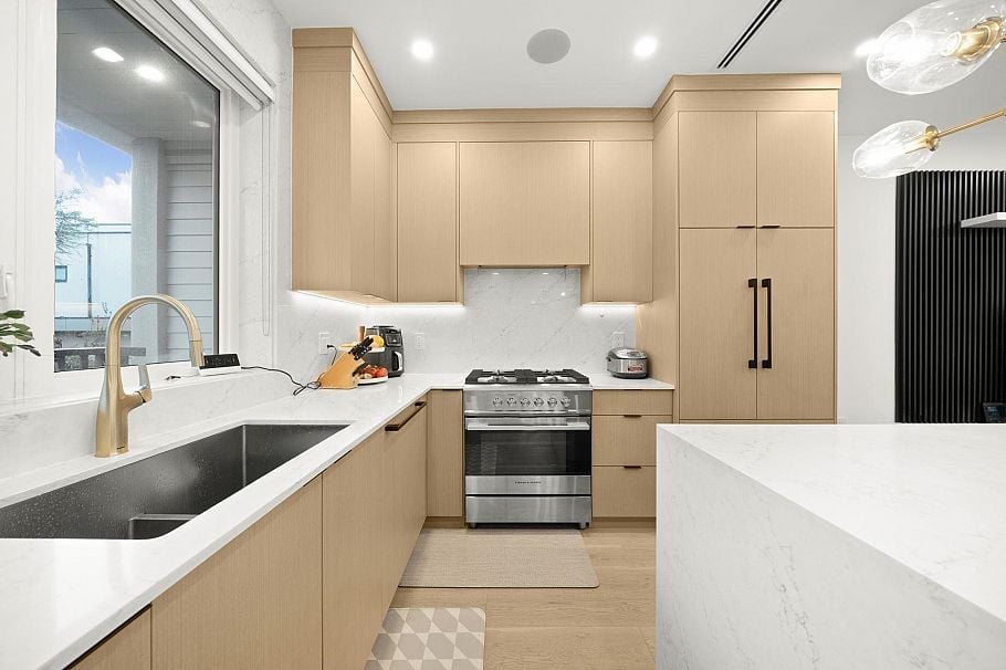 552 E 58th Avenue Vancouver, BC - 2