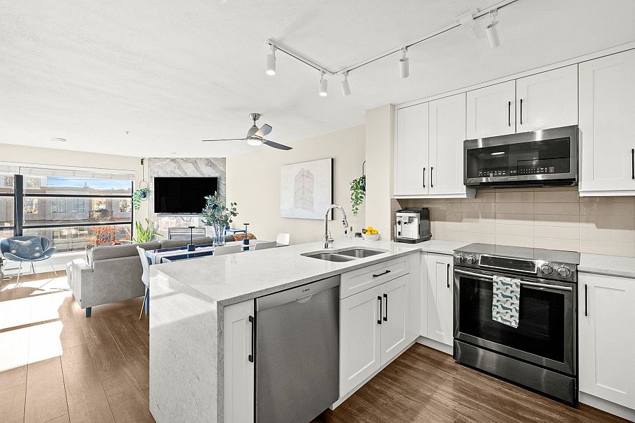 410 124 W 3rd Street North Vancouver, BC - 1