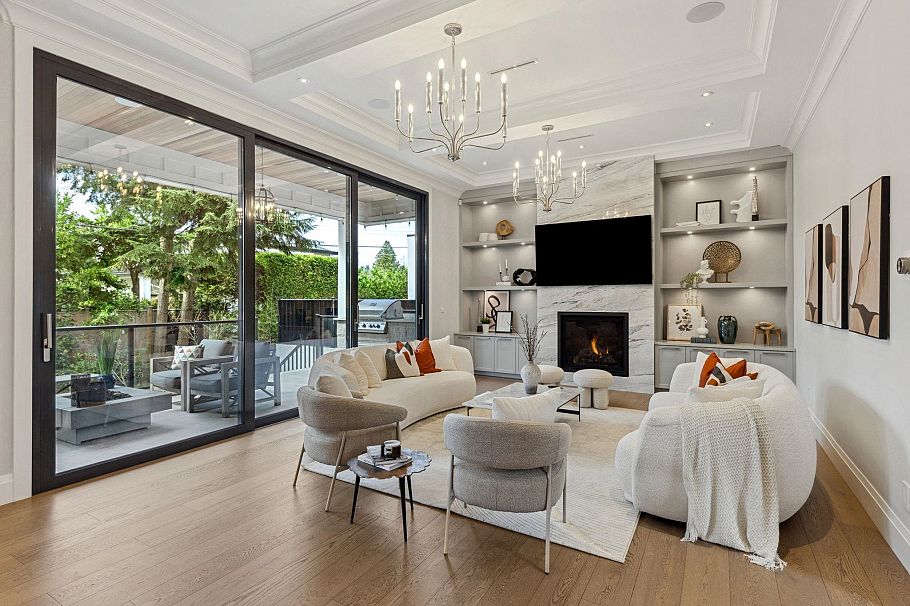 939 Forest Hills Drive North Vancouver, BC - 3