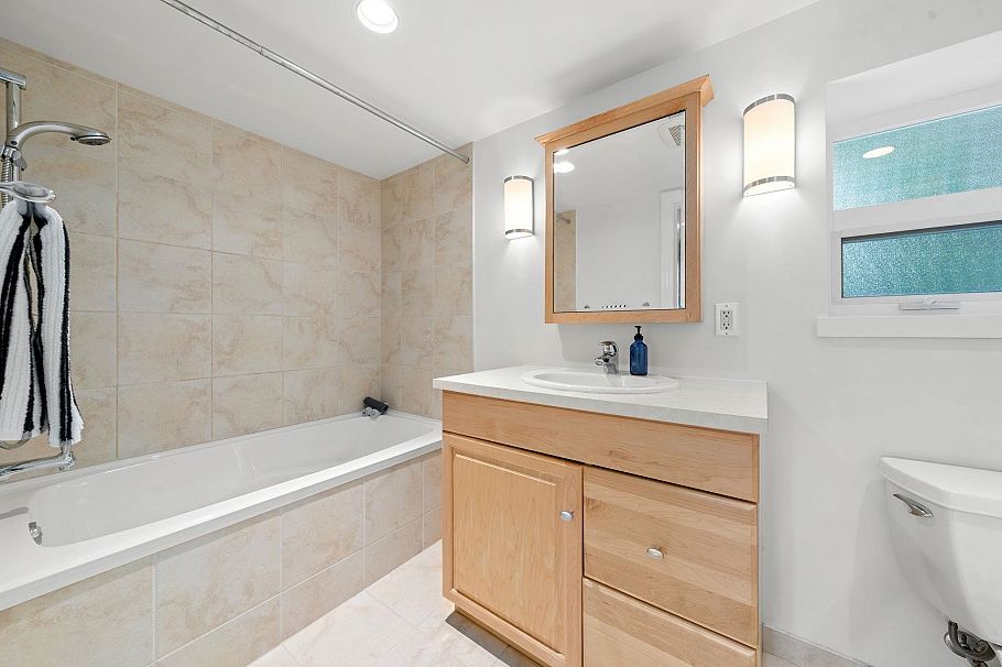 728 E 6th Street North Vancouver, BC - 28