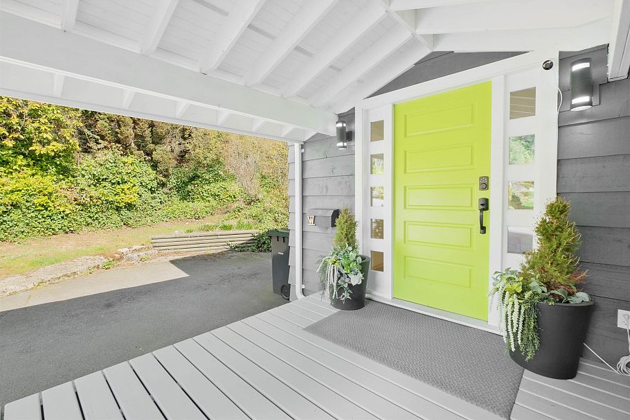 1095 W Keith Road North Vancouver, BC - 1