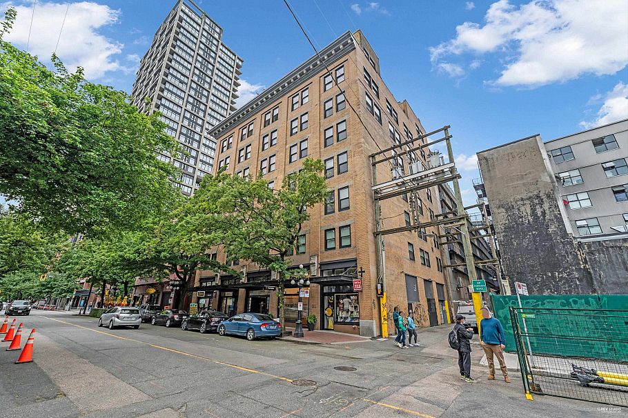 301 233 Abbott Street Vancouver, BC - 3