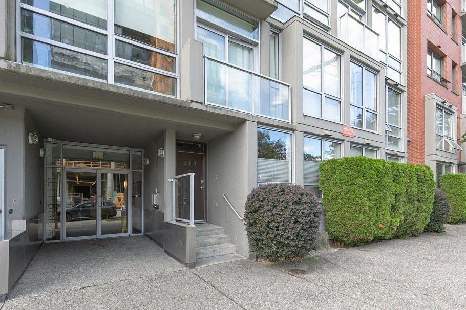 306 919 Station Street Vancouver, BC - 2