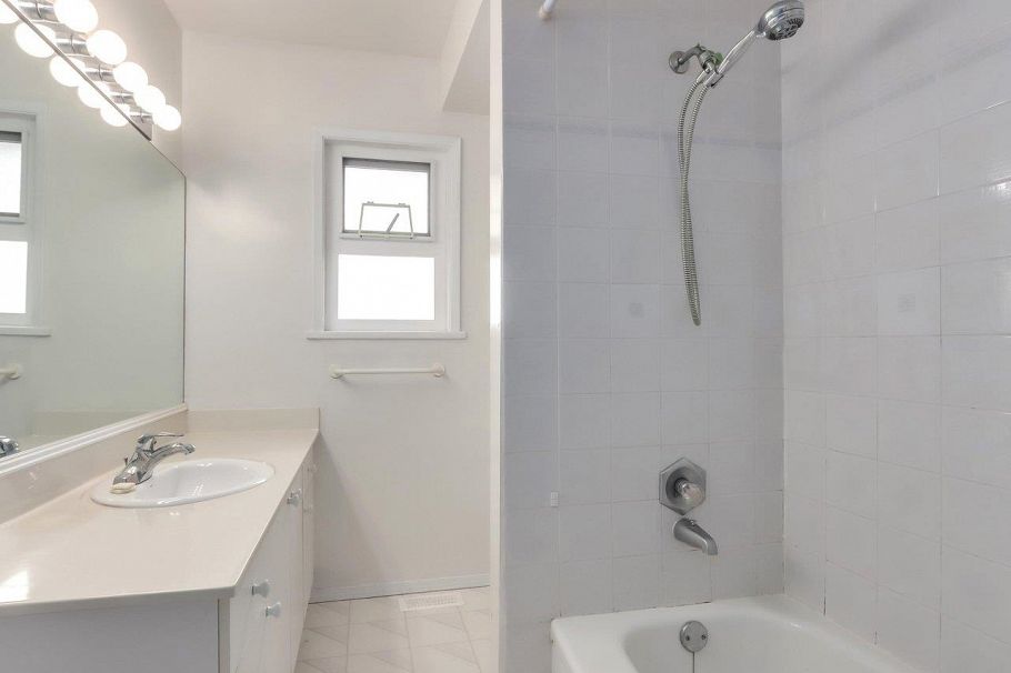 2984 Plymouth Drive North Vancouver, BC - 22