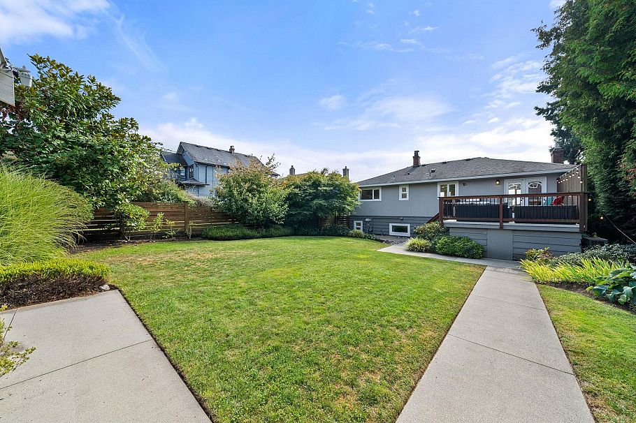 728 E 6th Street North Vancouver, BC - 35