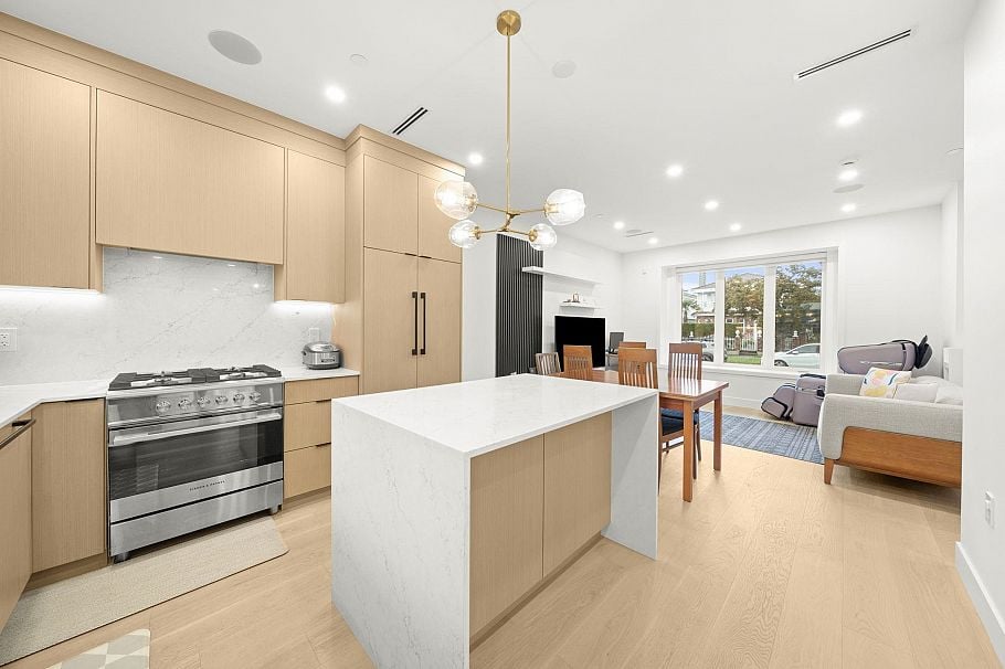 552 E 58th Avenue Vancouver, BC - 5