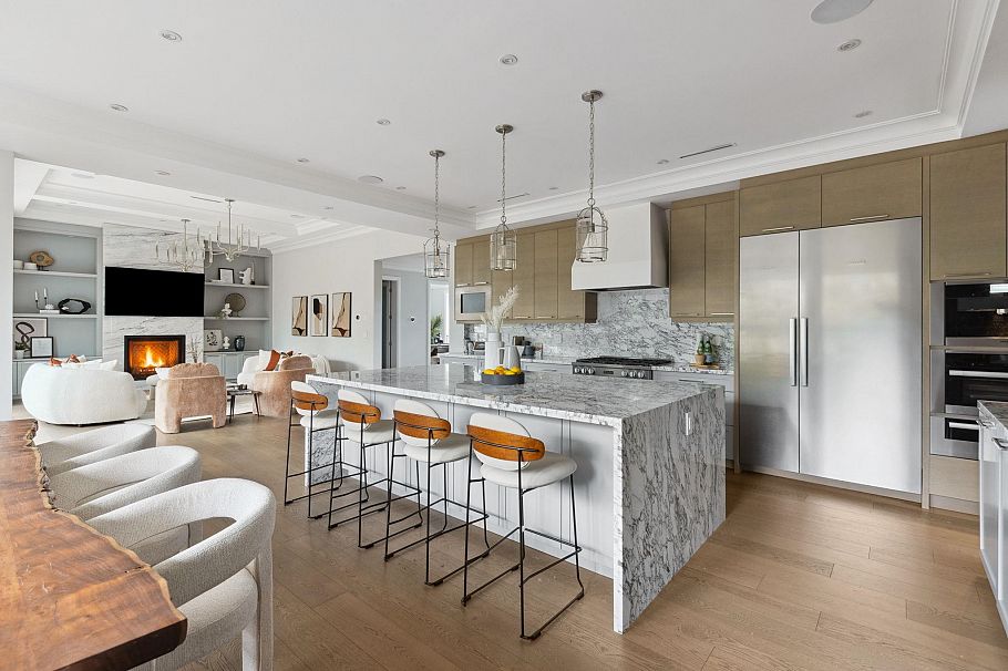 939 Forest Hills Drive North Vancouver, BC - 9