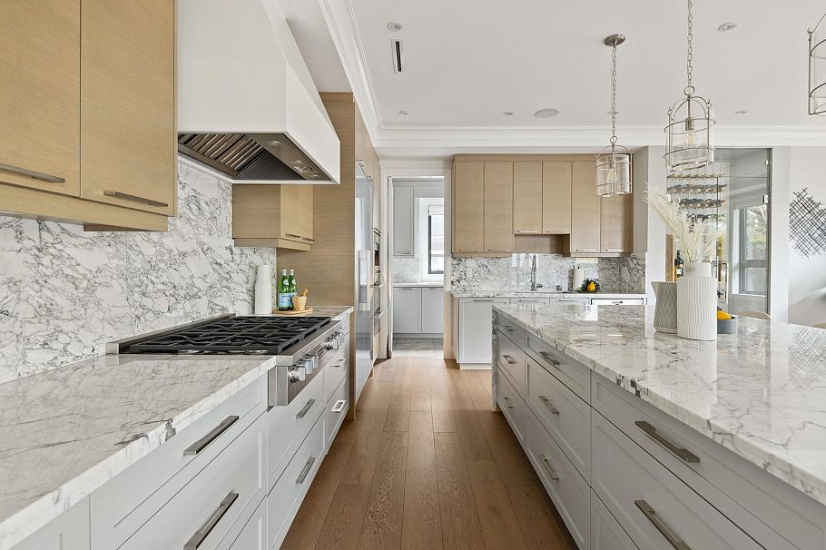 939 Forest Hills Drive North Vancouver, BC - 12