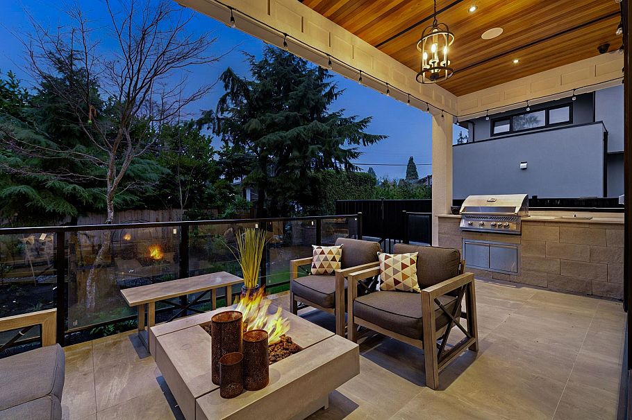 939 Forest Hills Drive North Vancouver, BC - 39