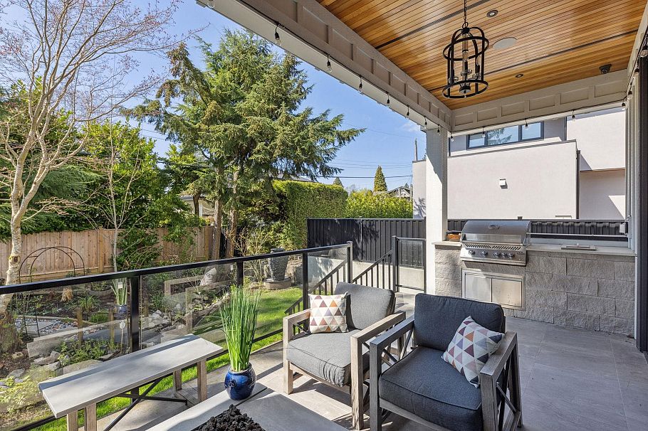 939 Forest Hills Drive North Vancouver, BC - 18