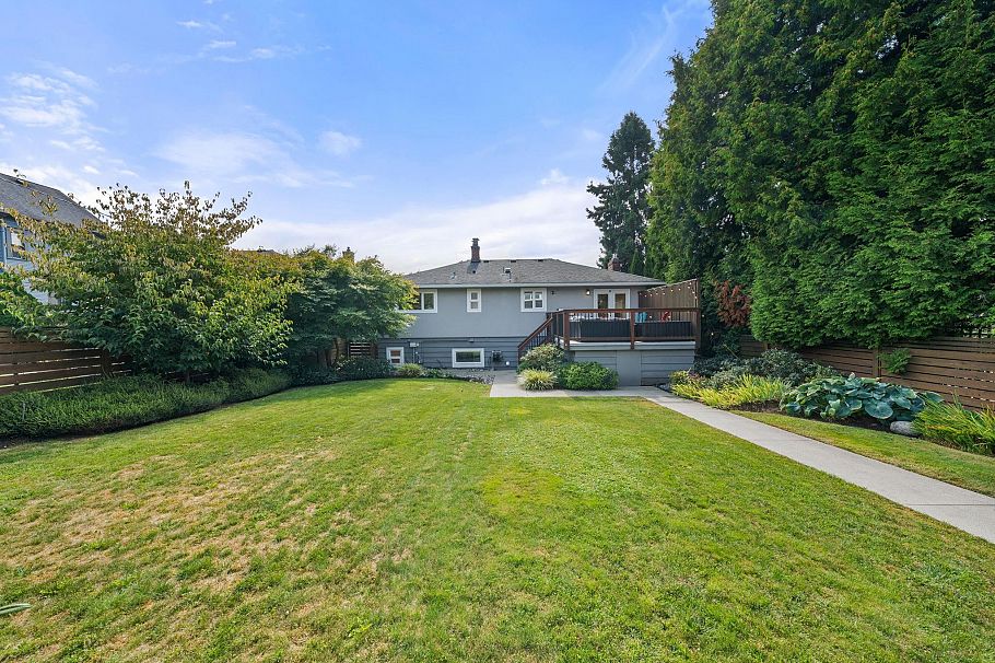 728 E 6th Street North Vancouver, BC - 34