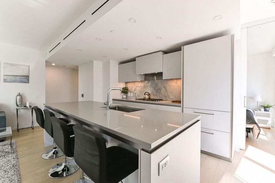 402 889 Pacific Street Vancouver, BC - 2