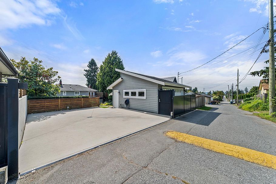 728 E 6th Street North Vancouver, BC - 36