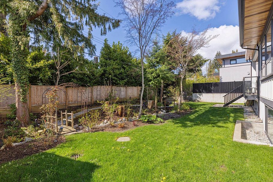 939 Forest Hills Drive North Vancouver, BC - 21
