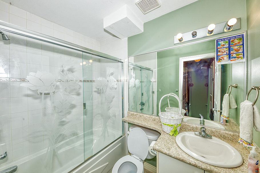 826 E 13th Street North Vancouver, BC - 35