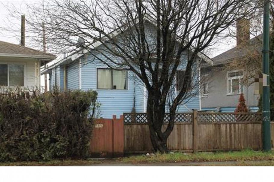 2472 E 41st Avenue Vancouver, BC - 1