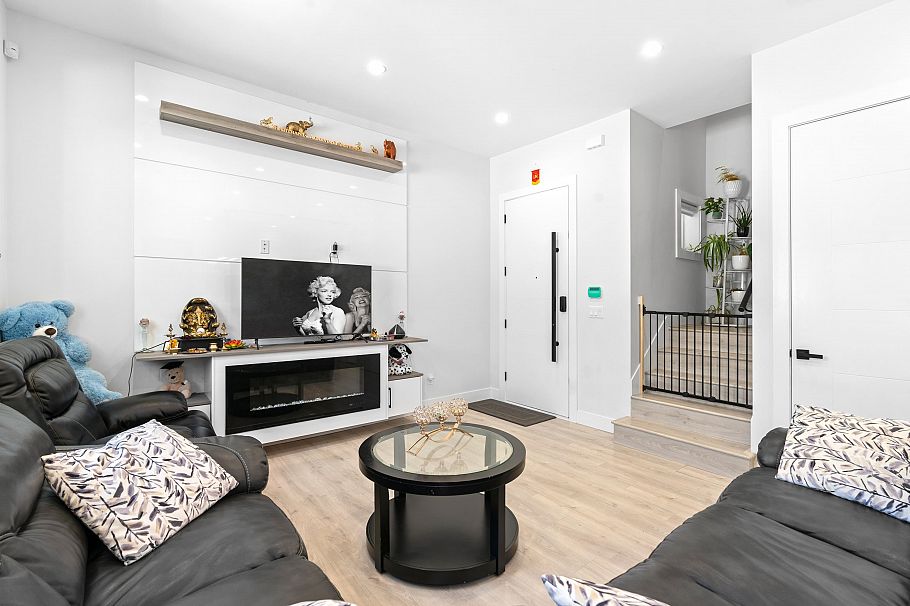 465 E 57th Avenue Vancouver, BC - 2