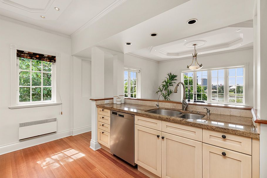 307 1311 Beach Avenue Vancouver, BC - 16